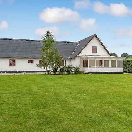 6 Bedroom Gorgeous In Holiday home *